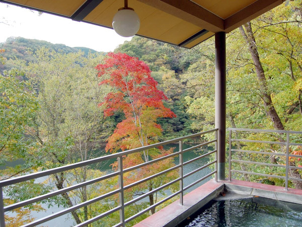 露天風呂からは神龍湖が見わたせます