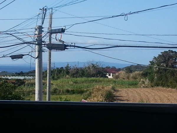 長閑なさとうきび畑と真っ青な海！その向こ２３ｋｍに沖縄本島。長閑なお部屋です。