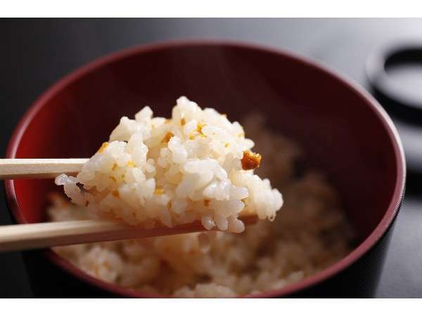 ウニの香りが口いっぱいに広がる「ウニ飯」