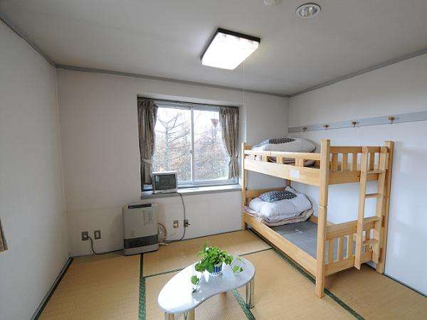 二段ベッドがはいった簡素なお部屋です。小さいお子さまにも人気です。