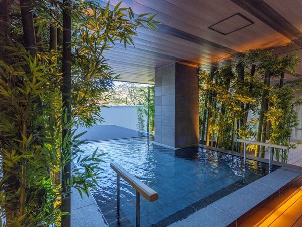 【花月館1階大浴場】露天風呂からは、名取川のせせらぎが聞こえてきます