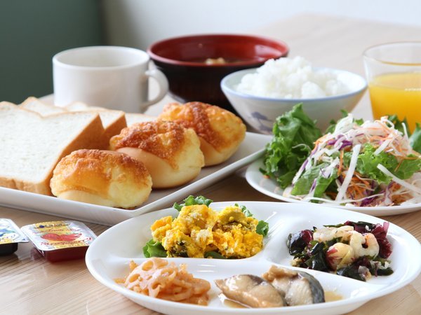 【朝食】日替わりメニューのおかずプレートに、炊きたて白ご飯＆お味噌汁の無料朝食です。