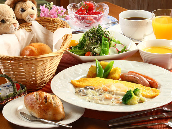 【朝食】日替わり　オムレツにふわふわパン