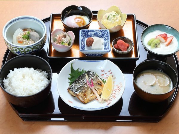 川南町は全国でも有数の食料生産基地! おいしい卵、魚、お米、野菜、果物の朝食をご用意しております。