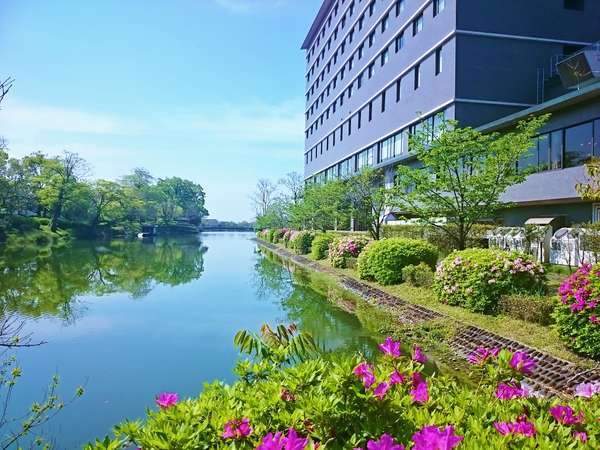 佐賀城跡の自然豊かなお濠沿いに位置するホテルニューオータニ佐賀