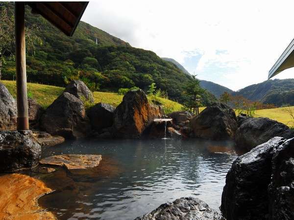 露天風呂は姫川の巨石を積み上げ、野趣に満ちた雰囲気。まるで自然の岩場に湧いた湯のよう。