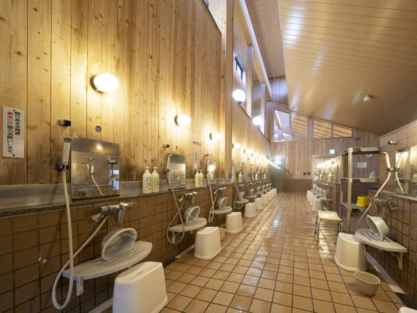 【天然温泉　門前の湯】洗い場地元・上越の杉板を使った開放感のある大浴場。