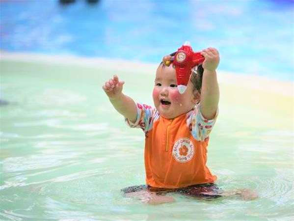 「天使の水場」水深１０cmのベビー専用プール。泳げるオムツ着用でご利用いただけます。