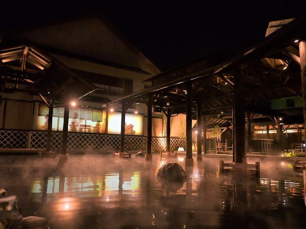 「江戸情話　与市」は、江戸時代の露天風呂を再現した癒しの湯です。