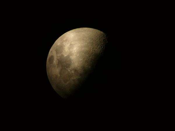 無料貸し出しの天体望遠鏡を使って撮影した月