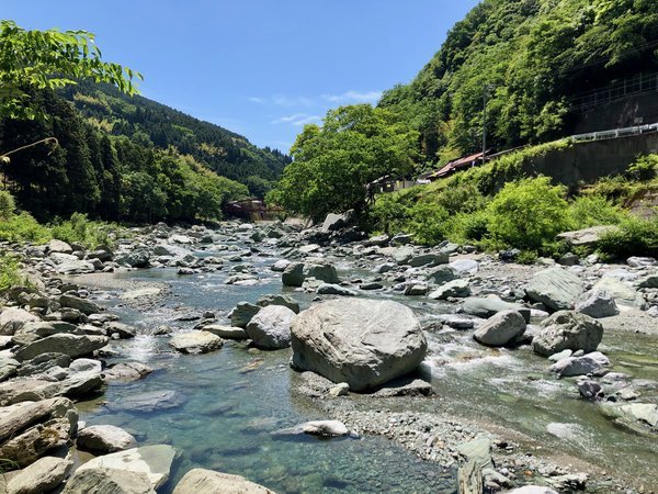 施設の目の前を流れる清流加茂川。信じられない透明度と青さです。