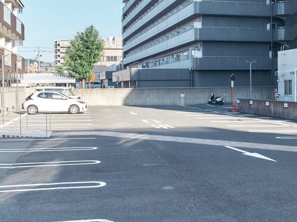 京都駅近くでは数少ない平面駐車場を完備しています。普通車　約４５台（先着順）１３００円／１泊