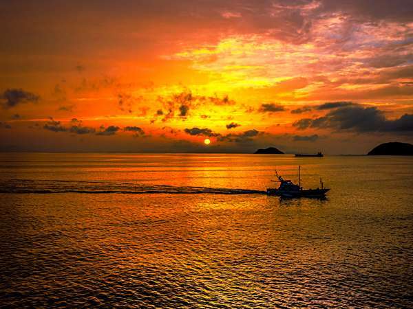 *夕日：外に出れば夕日に煌めく海原をゆっくりと漁船が行き交う、そんな風景がそこにはあります