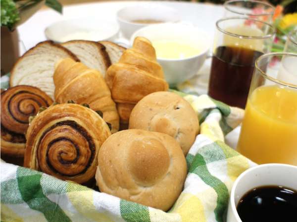 ご宿泊のお客さまには、6種のパン・スープ・ドリンクの朝食を、ささやかですが無料でサービスしております