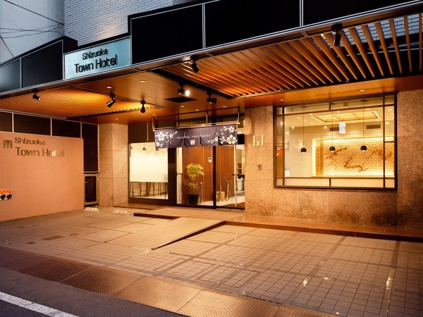 静岡最大と言われる繁華街「呉服町」に建ち、飲食店が軒を連ねる「両替町」脇に建つ利便性の良いホテル