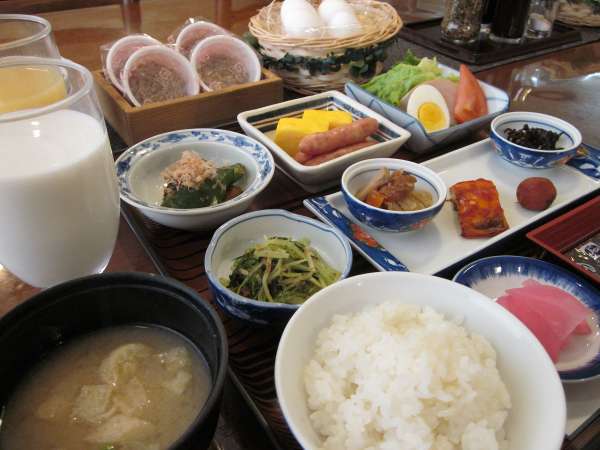 和定食☆朝はほっこりする日本料理で♪温かいお味噌汁にバランスの良い料理でおもてなし☆