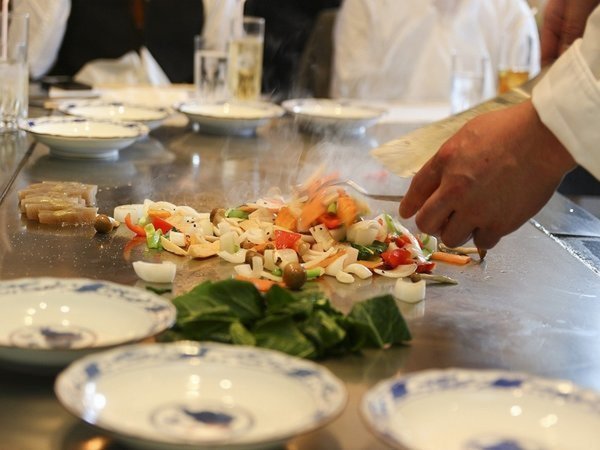 【ライブキッチン】連日開催中　ステーキ・天麩羅・もみじ饅頭揚げなどライブビュッフェをお楽しみください