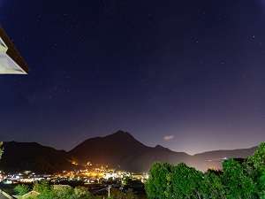 お部屋から見える湯布院の夜景と幻想的な由布岳