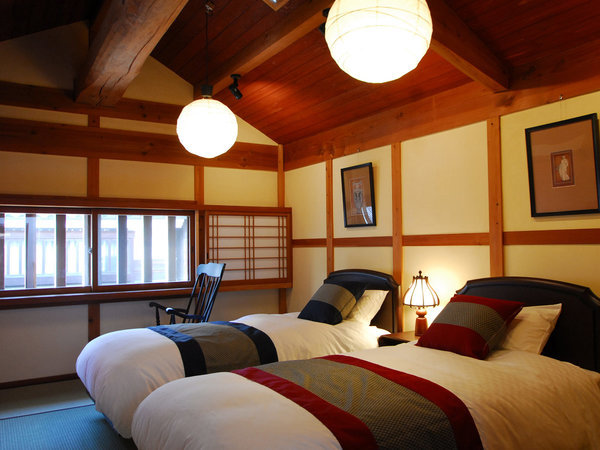 【別邸よし井】和室にはベッドを配しています。