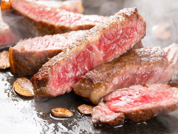 【氷見牛】肉質・鮮度・霜降り度合いが三拍子そろった、ここでしか食べられない極上の氷見牛ステーキ