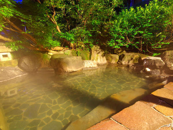 *貸切露天風呂／静かな山間にある松之山温泉。よく温まるお湯に浸かって日頃の疲れをリフレッシュ。
