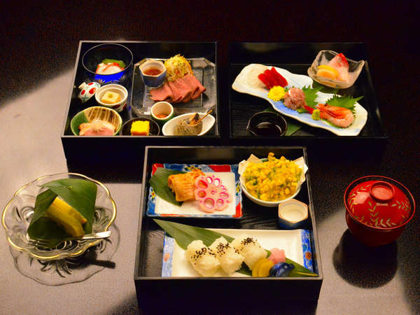 お部屋出しお重（部屋出し夕食の一例）