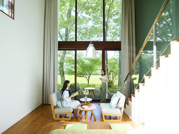 那須の木々をテーマした緑基調の室内。大きな窓越しに見える自然に包み込まれ、リラックスできる空間です。