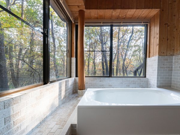 大開口窓からの森林浴が楽しめるバスルーム