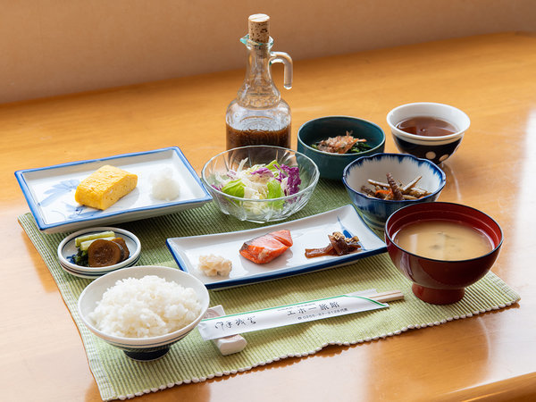 *和朝食/ご飯にぴったりのおかずを数品ご用意した和朝食です