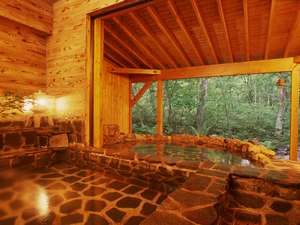 15畳の岩風呂の外には雑木林に囲まれた絶景な眺めの温泉貸切露天と岩風呂。このお風呂を貸切できる贅沢。