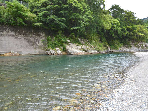 銚子川は透明度が非常に高く、「銚子川ブルー」と呼ばれています。夏は川遊びも♪