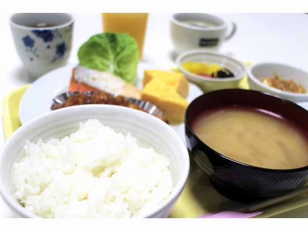 富山産コシヒカリと温かいお味噌汁♪スタッフ手作りの朝食をどうぞお召し上がりください！