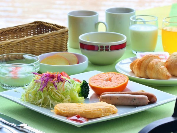 ■朝食_メインは洋食。白樺湖と車山を眺望するレストランで（和食の日もあります）