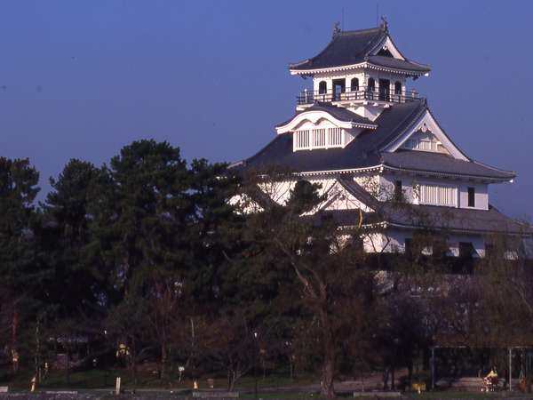 長浜城へは車で5分