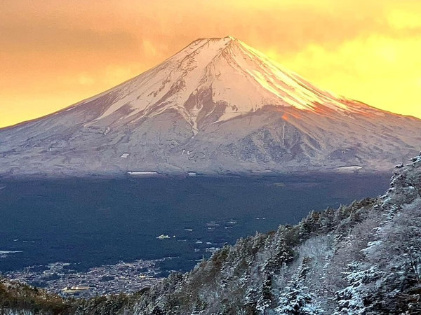 夕焼けに映える富士山