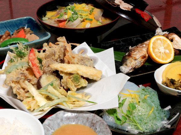 *夕食一例/天ぷらは周辺で獲れたばかりの山菜と葉っぱも。都心では見たこと無い野菜もあるかも…？