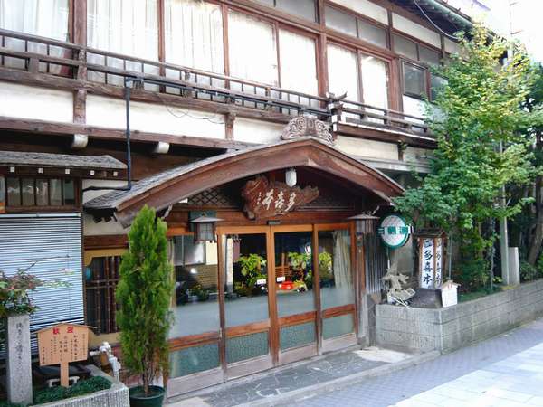 【外観】渋温泉街に佇む歴史ある温泉宿。昔の職人の技がそのまま生きているこだわりの造りが印象的です。