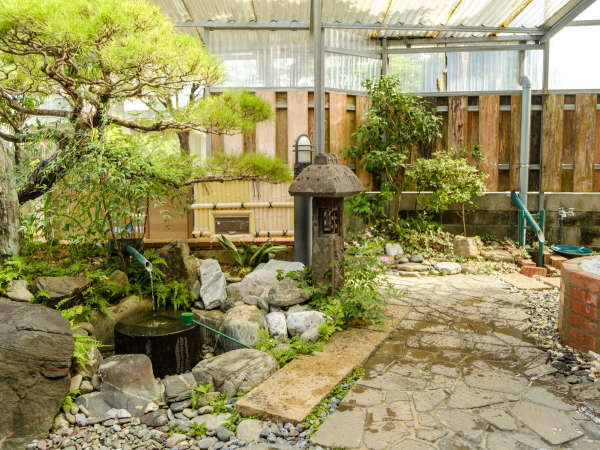  外には昔ながらの日本庭園がございます。