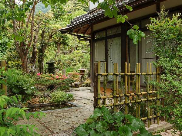 【庭園】かすかな潮の香りを漂わせる風が吹き抜けます