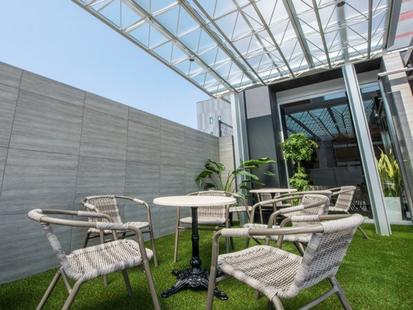 アプローチテラスには日差しを防止するUV屋根材と地熱を防ぐ天然素材の人工芝を使用しております。