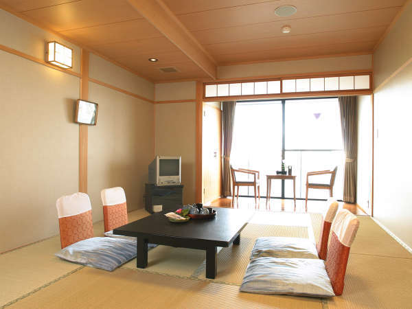 落ち着いた和室のお部屋で、季節ごとにその趣をかえる、瀬田川の風情をお楽しみ下さい（川側のお部屋）