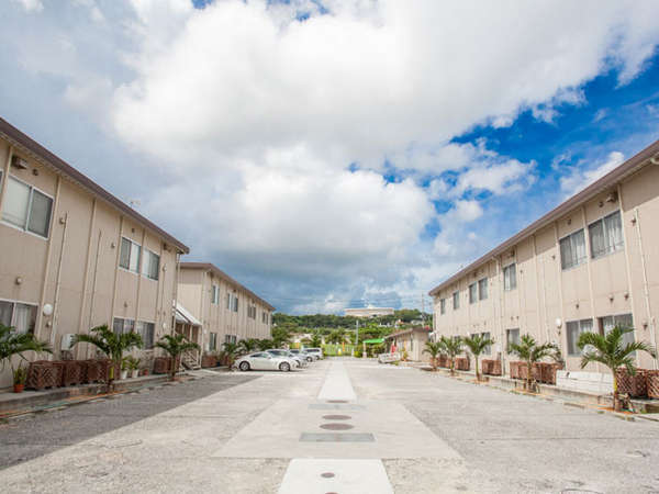 ホテルサザンヴィレッジ沖縄外観（中央は無料駐車場で40台分あり）