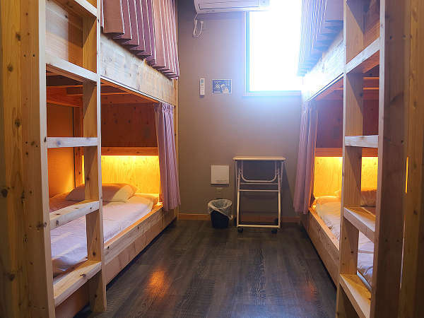 ・【ドミトリー】1部屋に2段ベッド2台を設置