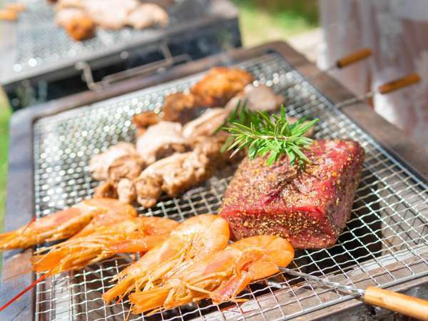 食材を買い込んでBBQはいかがでしょう？グリル兼焚き火台付き♪炭or薪と焼マシュマロをプレゼント！