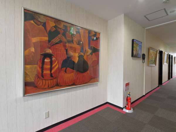 館内廊下には絵画が落ち着いた雰囲気を演出