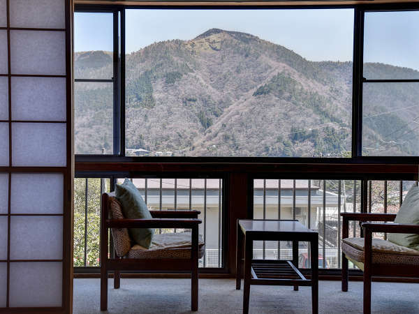 *和室8畳/お部屋の窓からは、大文字山や金時山など箱根外輪山の絶景が広がります。