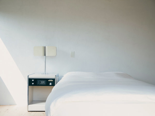 ・【ベッドルーム】白を基調にしたシンプルで清潔感のあるインテリア