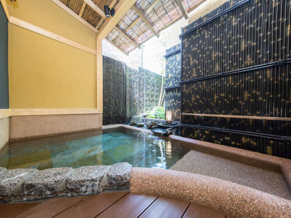 2016年リニューアル・個性あふれる3種の露天風呂の一つ「岩露天風呂」