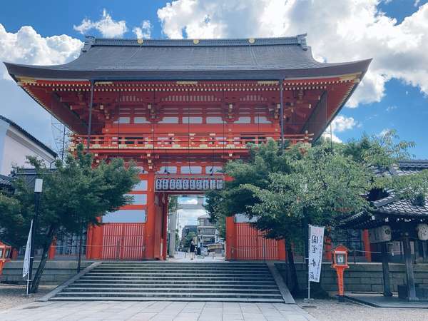 八坂神社。日本有数の祭礼が行われる 656 年創建の神社です。
