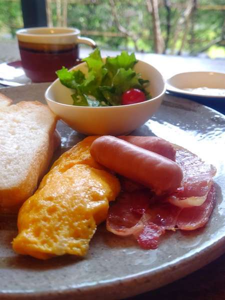 ご朝食は洋食にてご用意致しております。（事情により変更となる場合がございます）